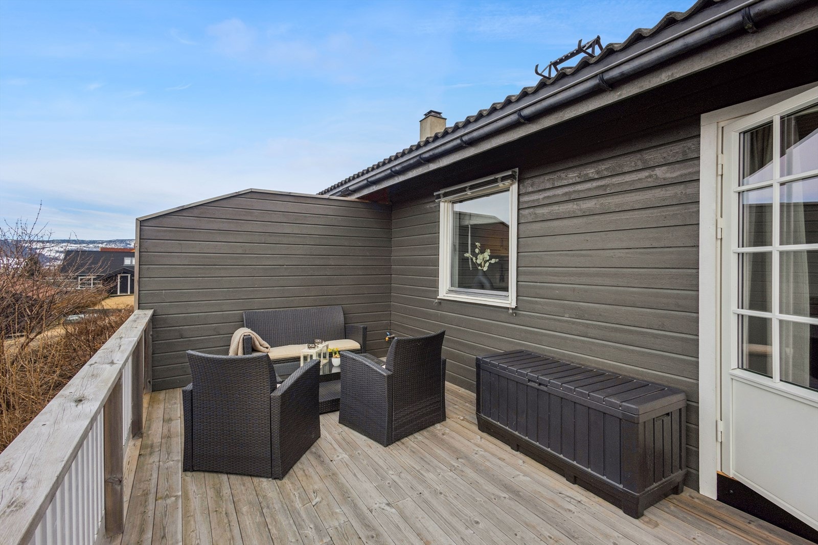 Terrassen byr på svært gode møbleringsmuligheter, med god plass til både sittegruppe, spisebord eller loungemøbler. Galleribilde