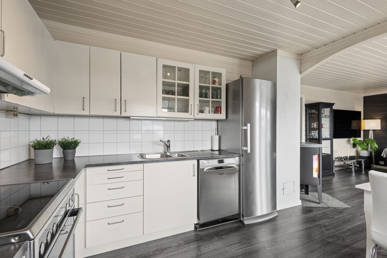 Innredningen har nisjer for frittstående komfyr, oppvaskmaskin og kjøleskap. Det er montert kjøkkenventilator over komfyren, ny i 2018. Galleribilde