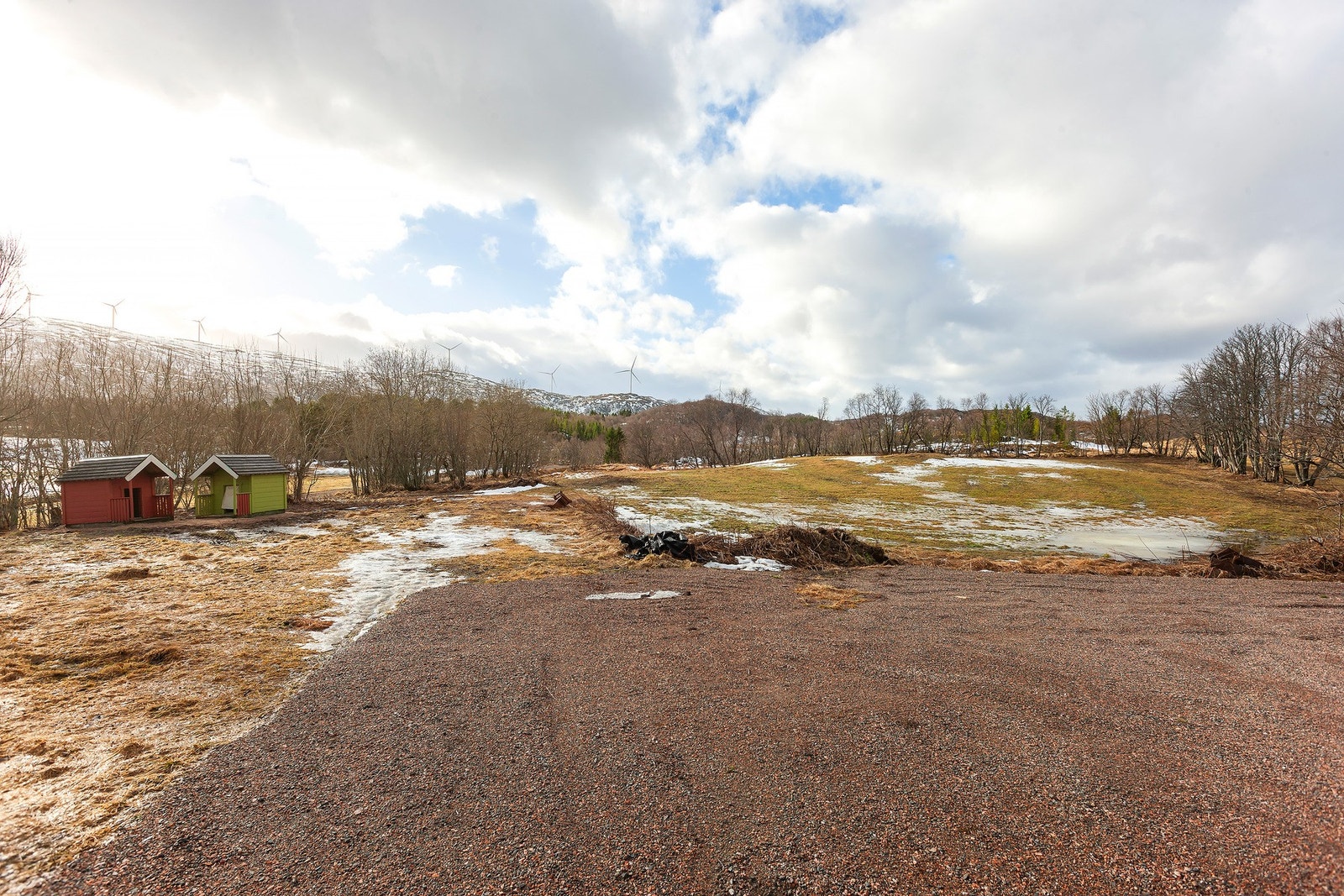 Stor gruset gårdsplass. Galleribilde