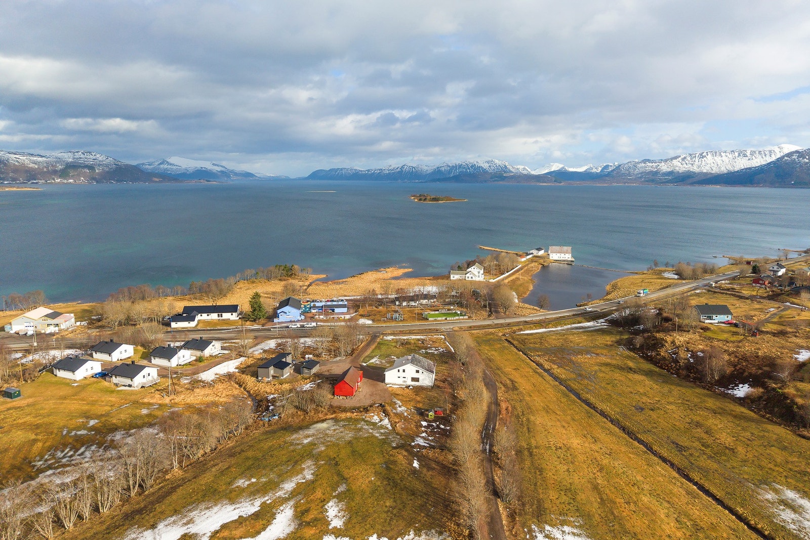 Jennestad Montesosori skole og barnehage ligger rett over veien. Galleribilde