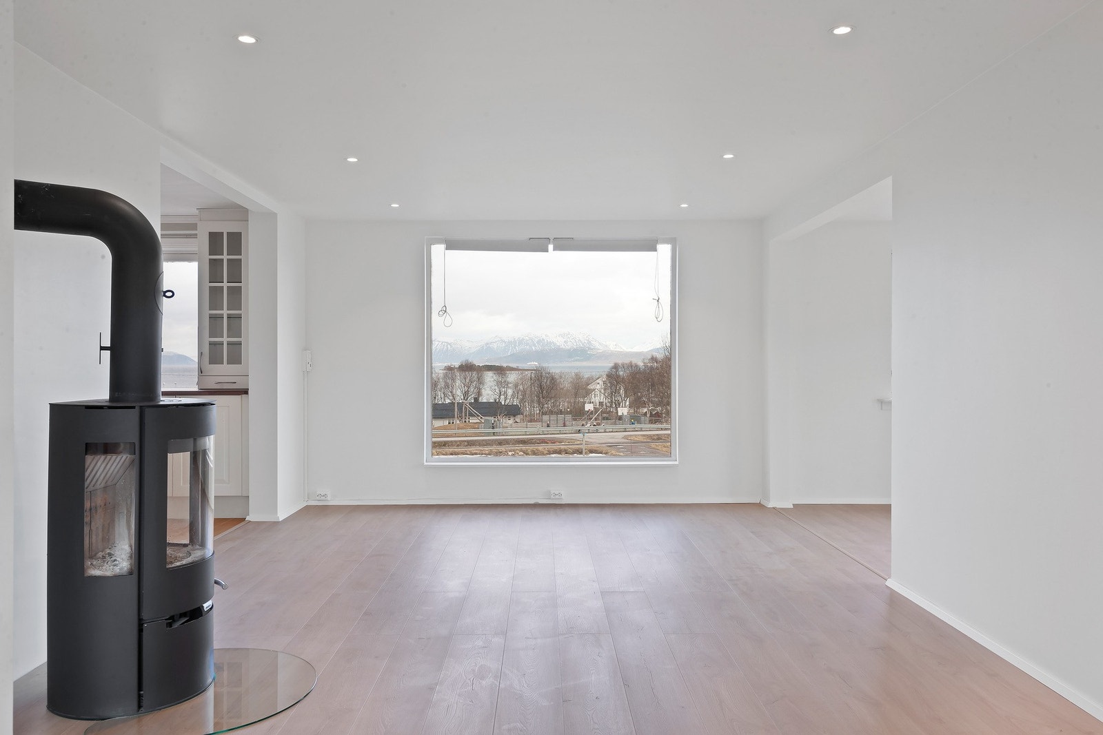 I stuen er det en moderne vedovn som gir både varme og kos på kalde vinterdager. Galleribilde