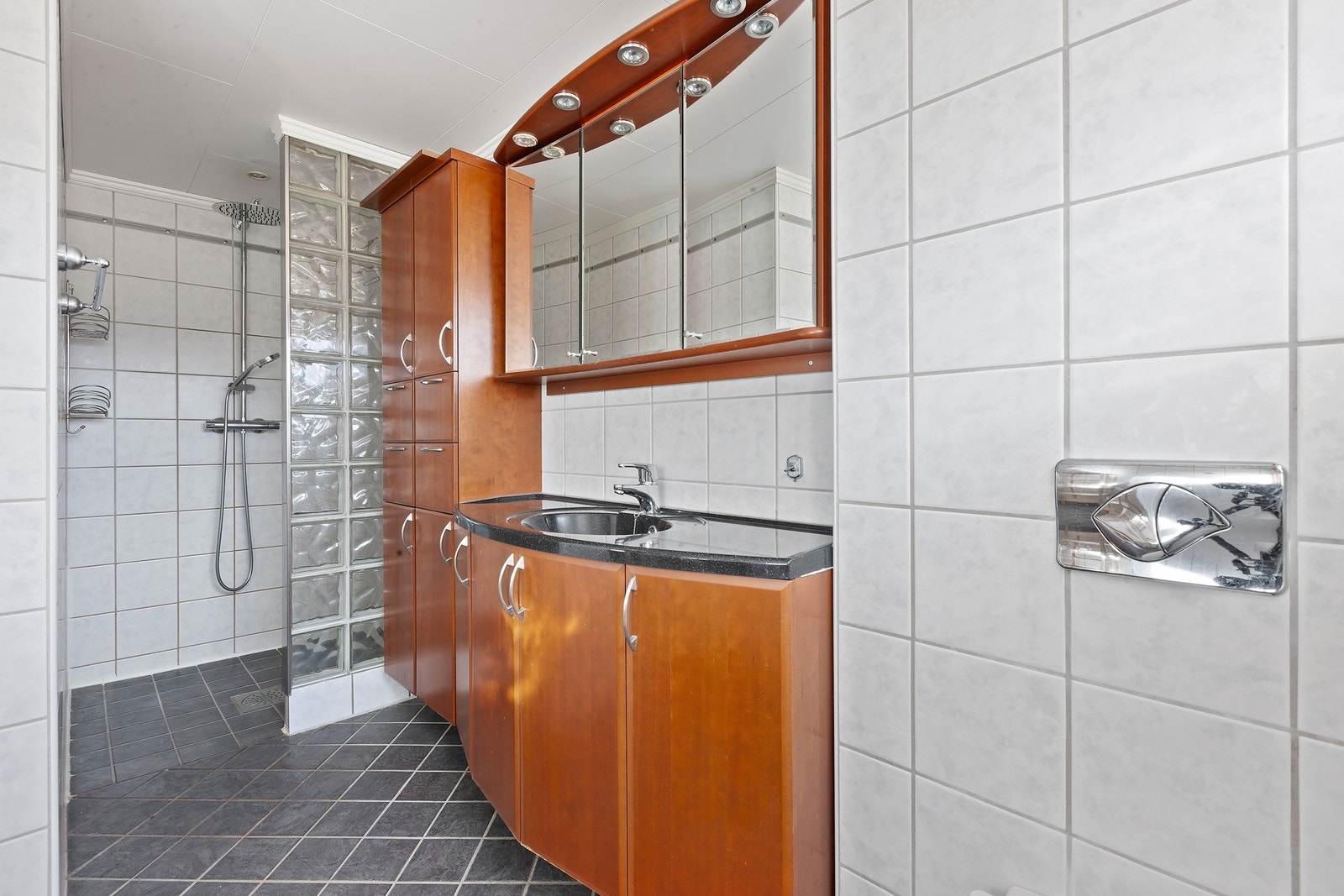 Flislagt bad/vaskerom med varme i gulv. Galleribilde