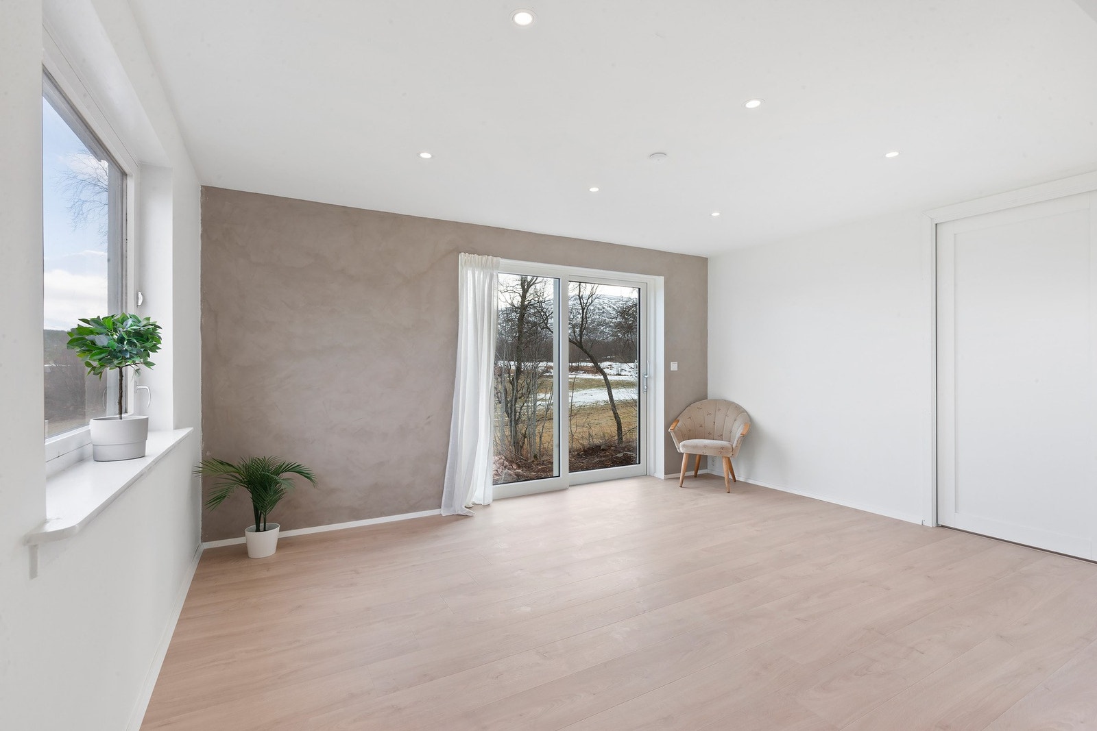 Montert skyvebalkongdør og spotter i tak. Galleribilde