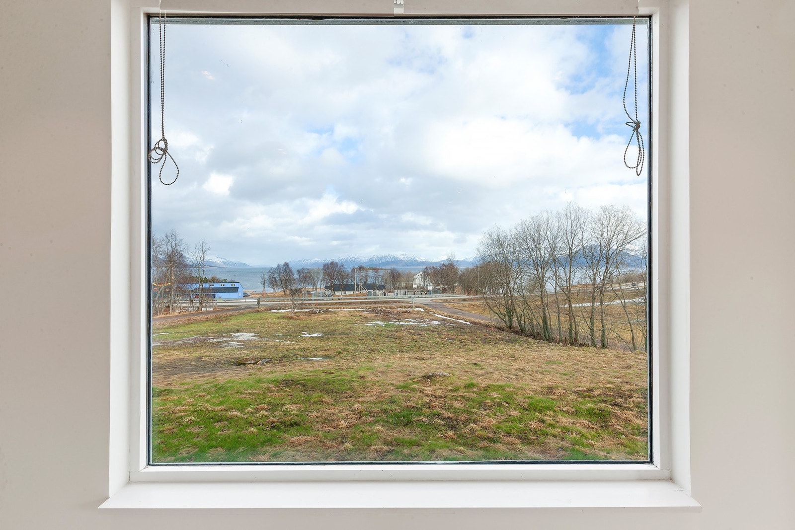 Nydelig utsikt mot fjord og fjell - kan nytes rett fra boligen. Galleribilde