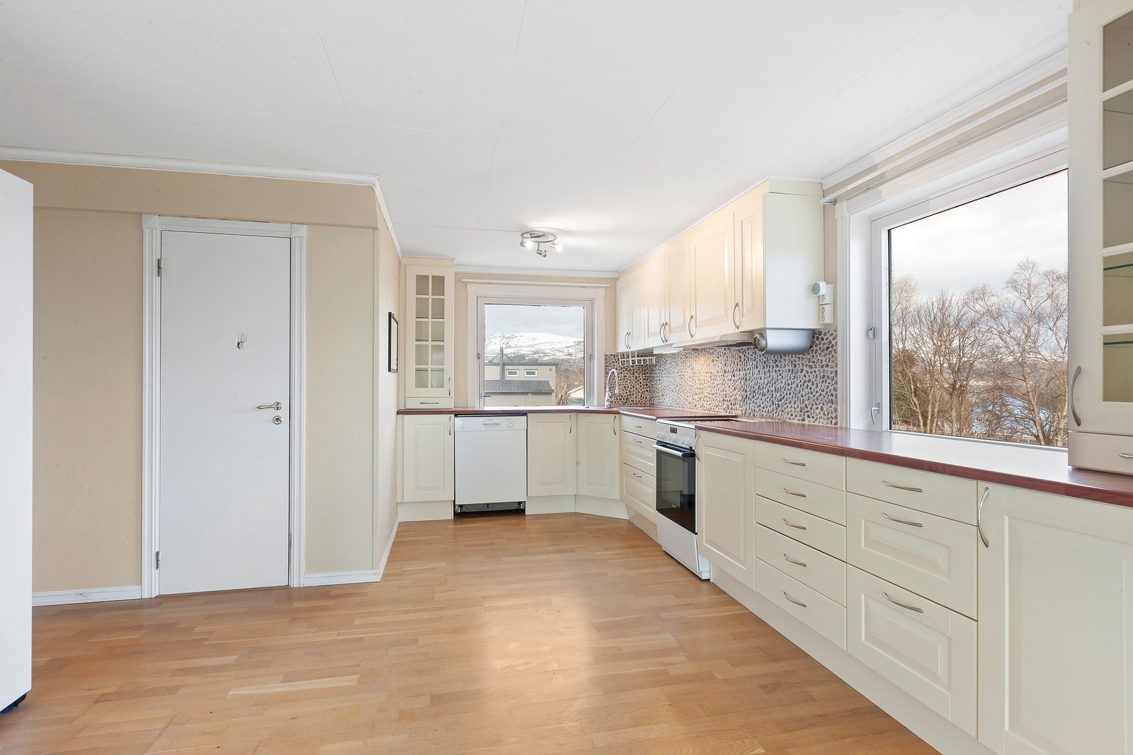 Godt med skap og benkeplass. Galleribilde