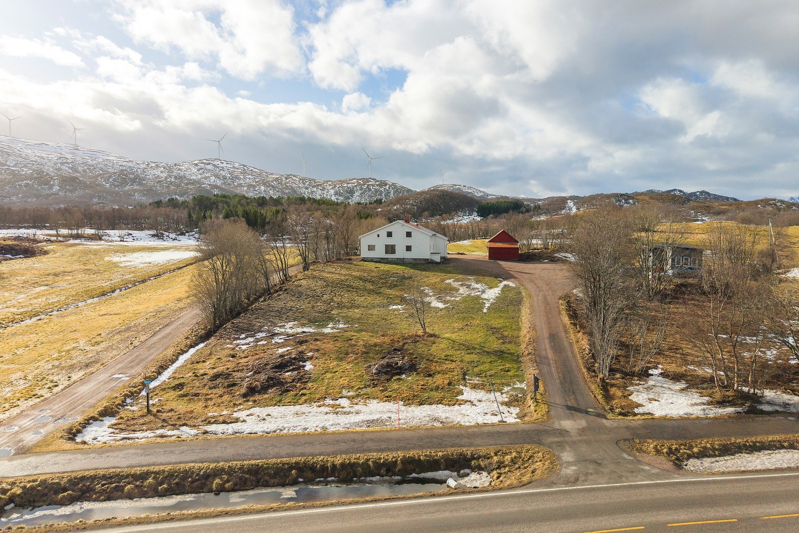 Solåpen tomt på over 9 mål. Galleribilde