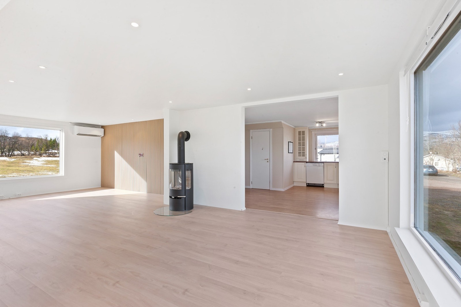 Stor og romslig stue med mange møbleringsmuligheter. Galleribilde