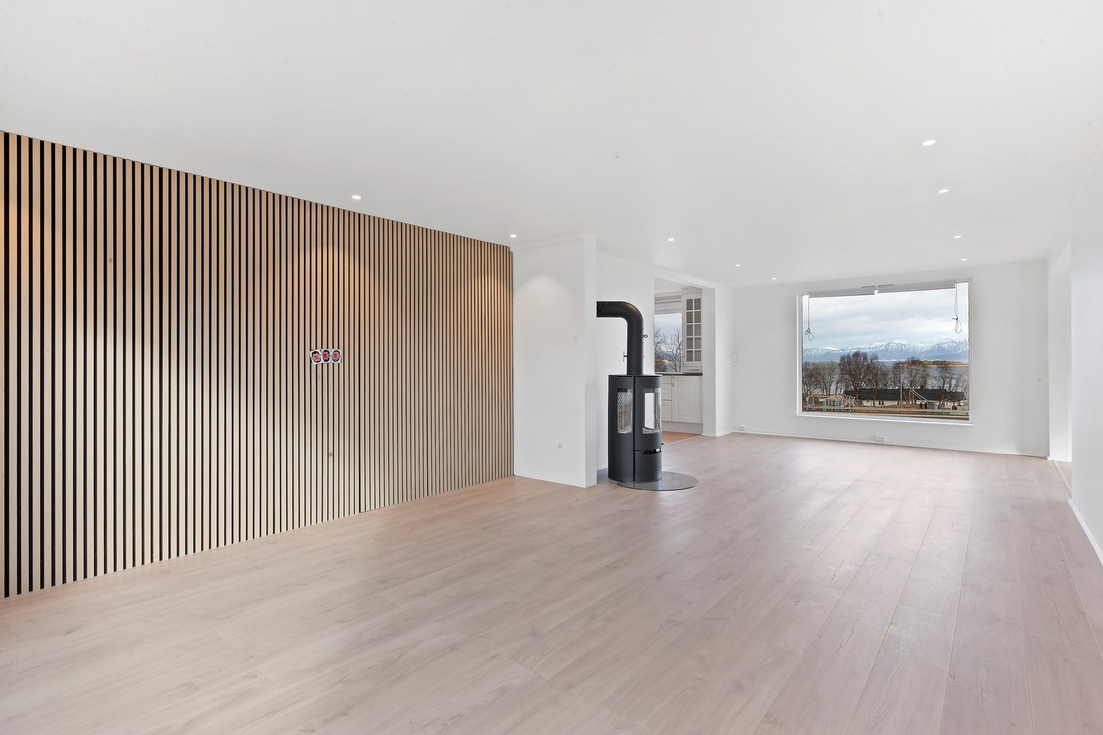 Med spilevegg på den ene veggen får stuen et elegant og tidsriktig preg. Galleribilde