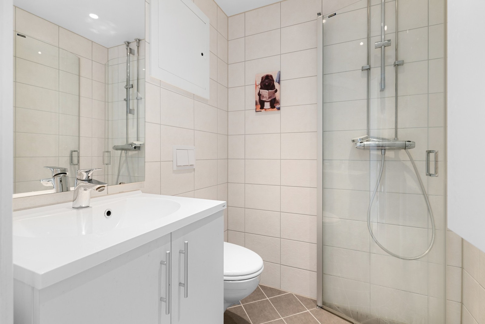 Flislagt bad pusset opp i 2019 i regi av borettslaget. Badet er utstyrt med varmekabler i gulvet og opplegg til vaskemaskin. Gratis fellesvaskeri er også tilgjengelig i byggets underetasje (bakkeplan). Galleribilde