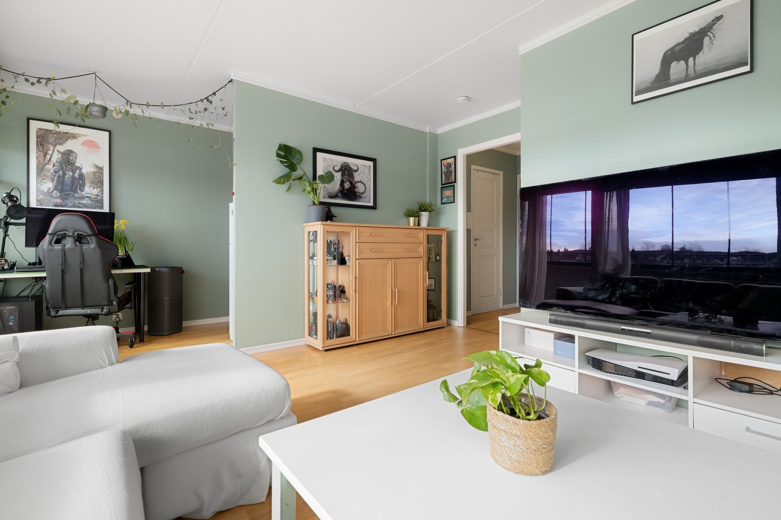 Dyrehold er tiltatt, hvorav det er tillatt med inntil to katter/hunder pr leilighet. Galleribilde