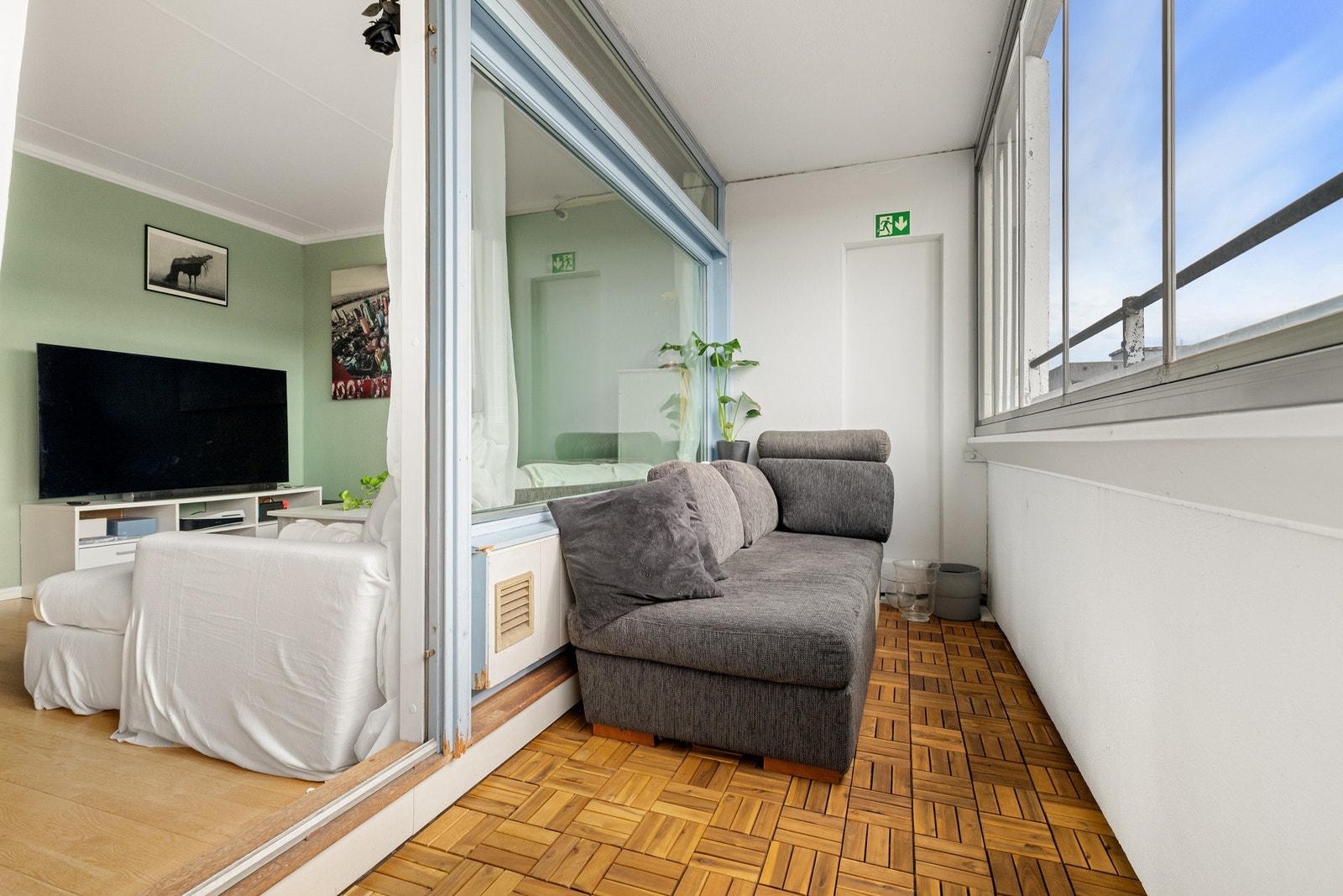 Leiligheten har en romslig, innglasset balkong på ca. 7 kvm. Balkongen er sydvendt og har gode solforhold. Galleribilde