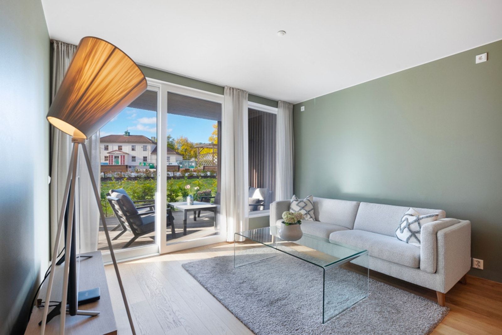 Fra stuen er det rett ut til terrassen som vender mot vest og har overbygg. Galleribilde