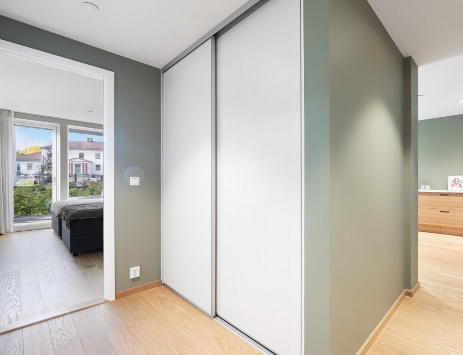 Hele leiligheten har gode oppbevaringsmuligheter samt en stor bod i bodanlegg nede i kjelleren. Heis ned. Galleribilde