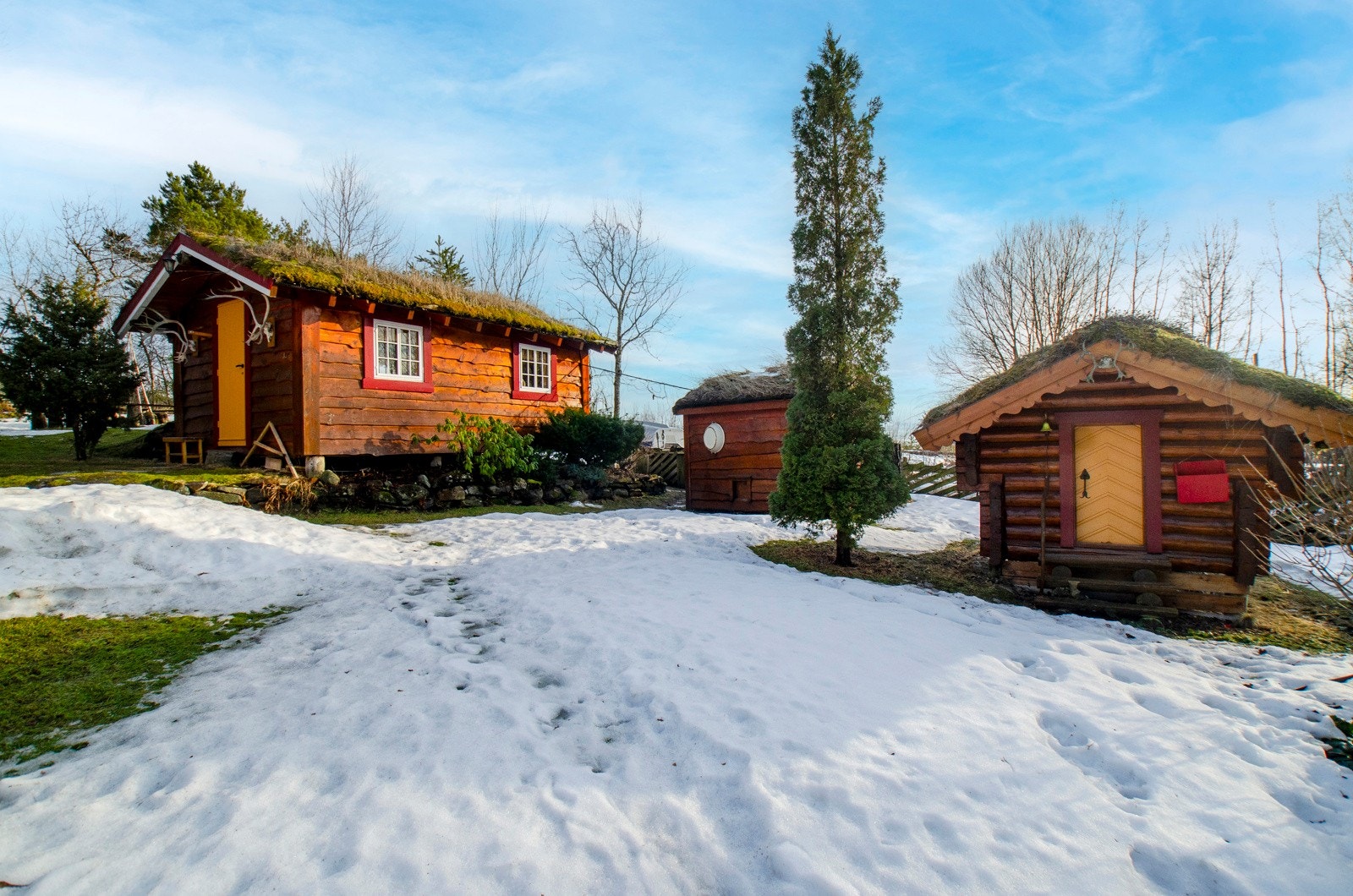 I tillegg til selve huset er det oppført både dobbelgarasje, stabbur, snekkarbod, hagebod og hagestue/glasshus. Galleribilde