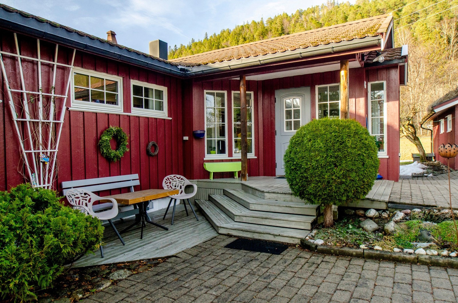 Hyggelig inngangsparti med trinnfri adkomst fra gården til ytterdøren. Galleribilde