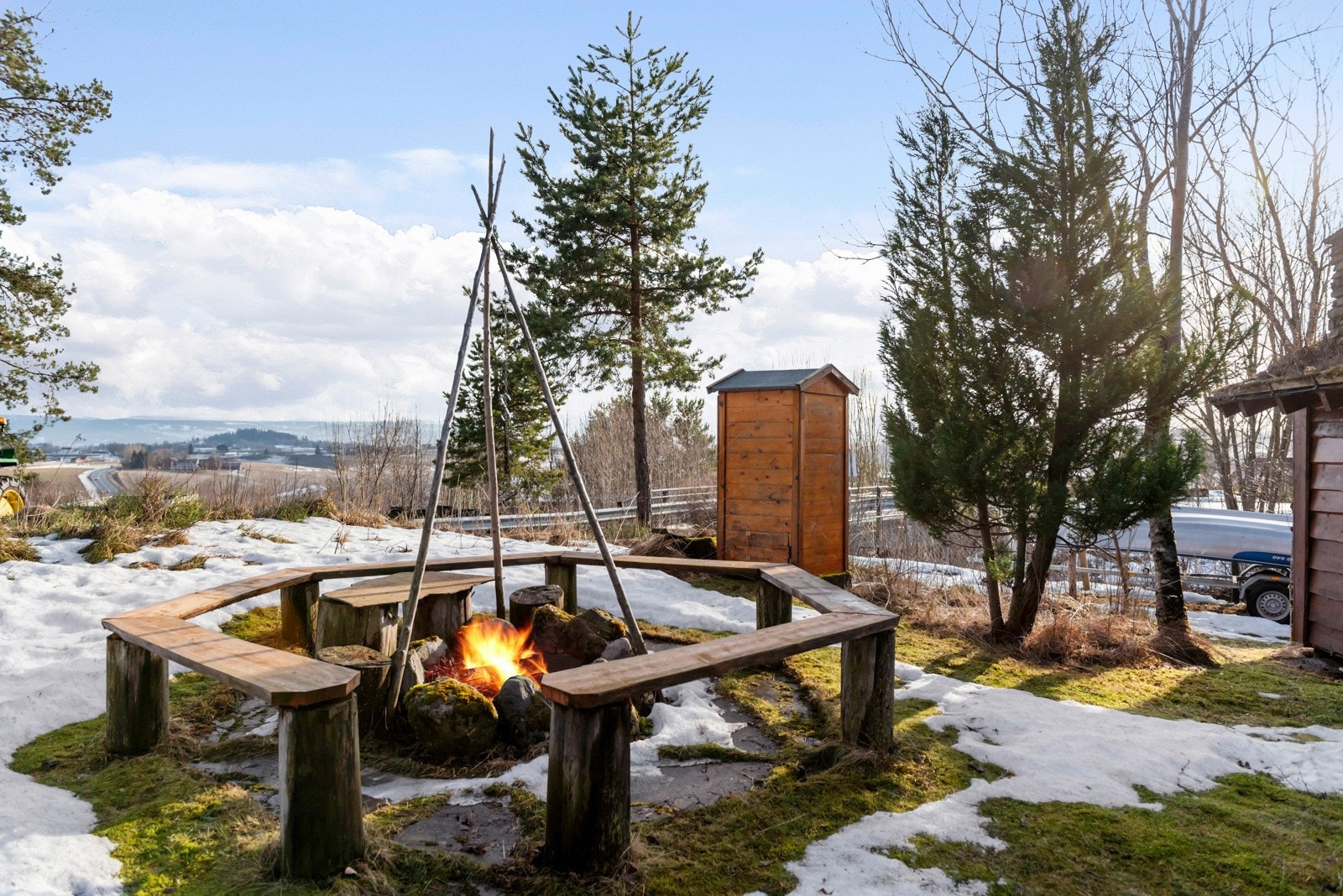 Tomten er pent opparbeidet og har flere ulike soner. Galleribilde