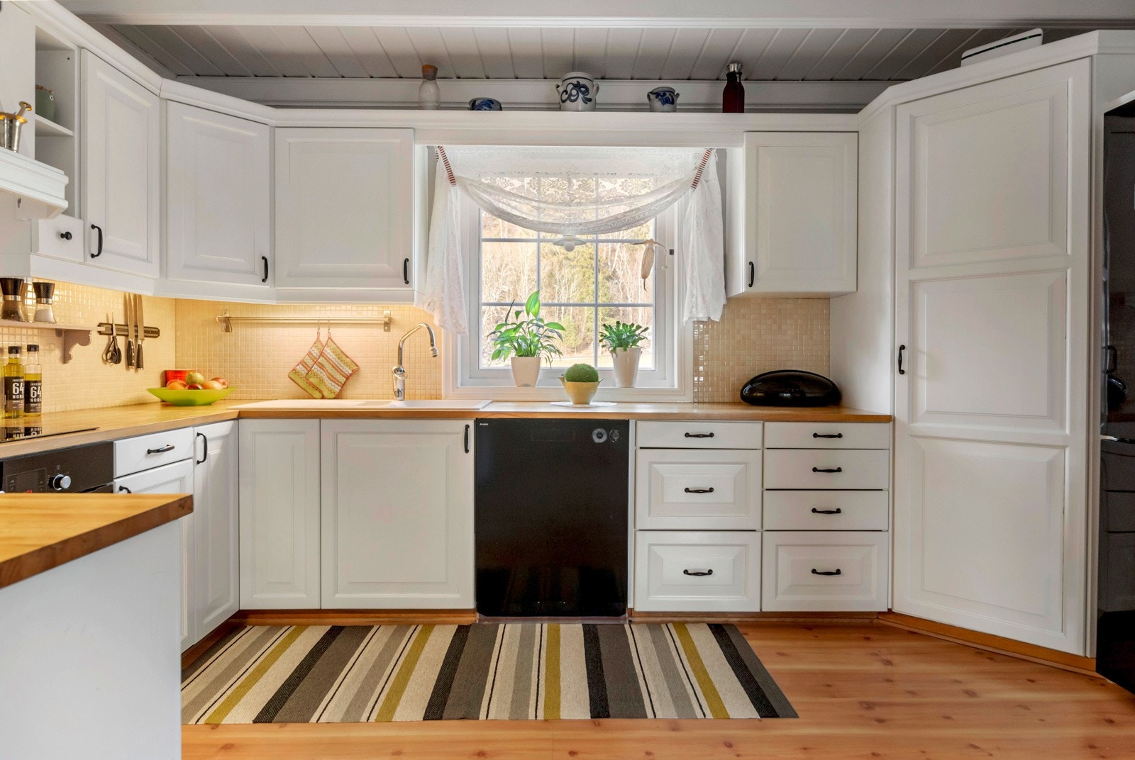 Kjøkkenet har en praktisk utforming og fint lysinnslipp. Galleribilde