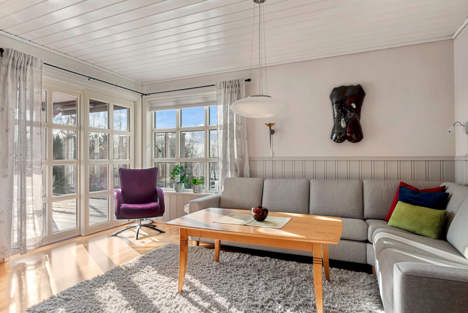 Fra stuen er det direkte adkomst til terrasse og hage. Galleribilde