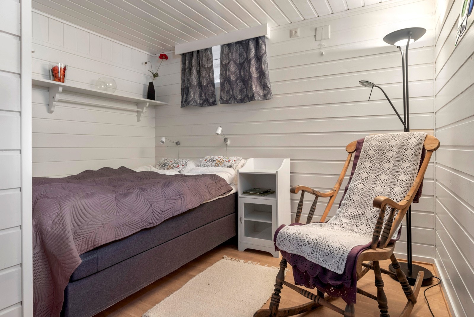 For at de innredede rommene i kjellereatsjen skal kunne godkjennes som rom for varig opphold, må det settes inn større vinduer. Galleribilde