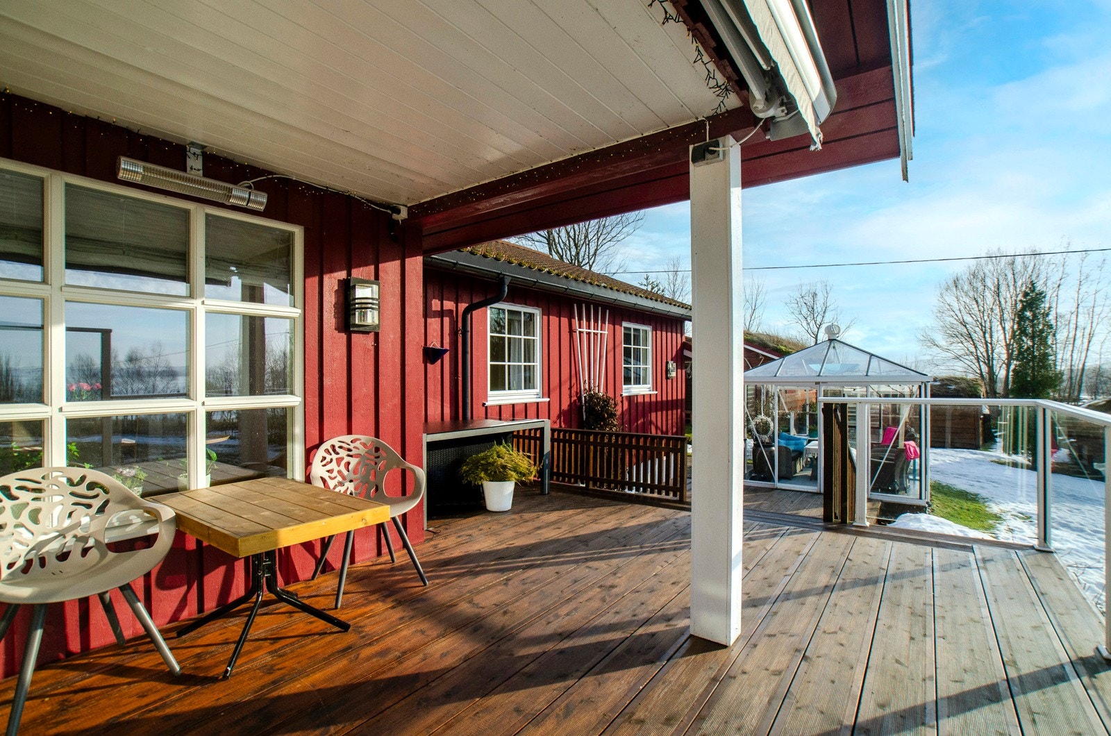 Terrasse med utgang fra stuen med fler soner og direkte adkomst til hagen. Galleribilde