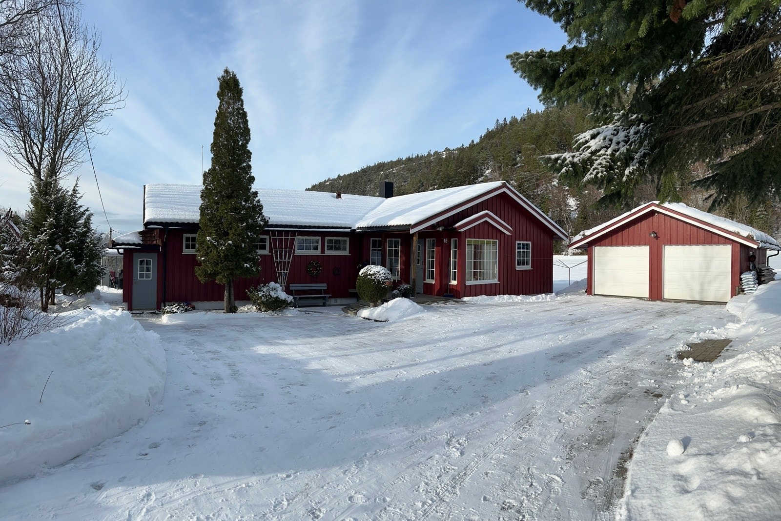Romslig gårdsplass med belegningsstein. Galleribilde