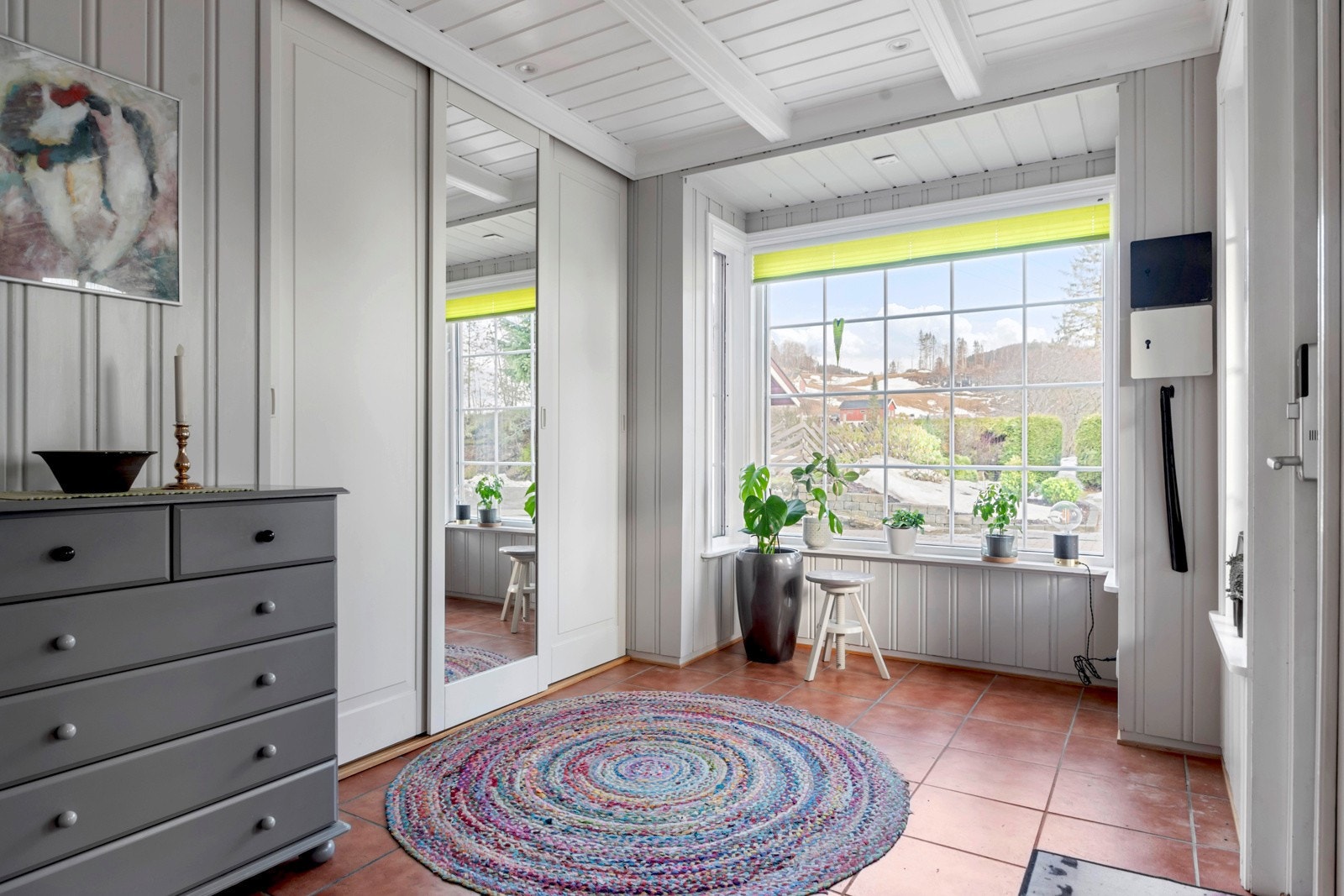 Flislagt gulv med varme samt installert skyvedørsgarderobe som medfølger i handelen. Galleribilde