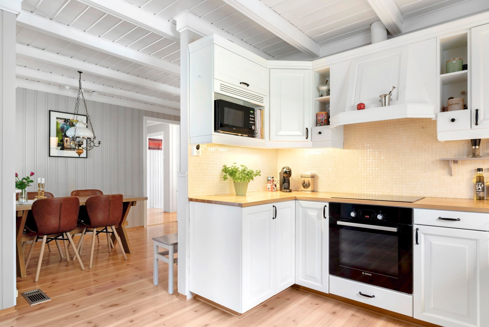 God kontakt med spiseplassen fra kjøkkenet. Selve kjøkkenet er 11,5m². Galleribilde