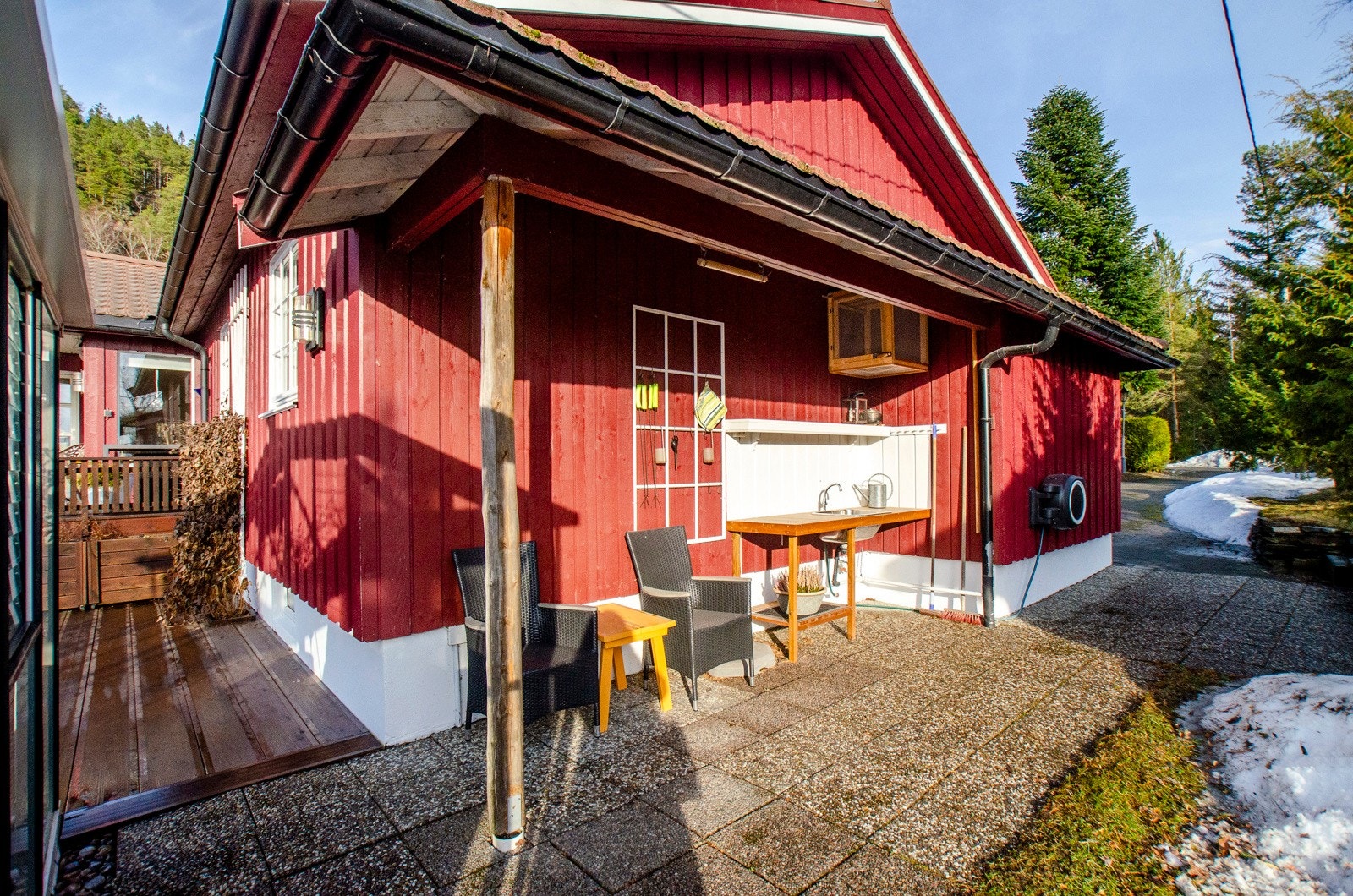 Takoverbygd og lun markplatting med heller utstyrt med enkelt utekjøkken. Galleribilde