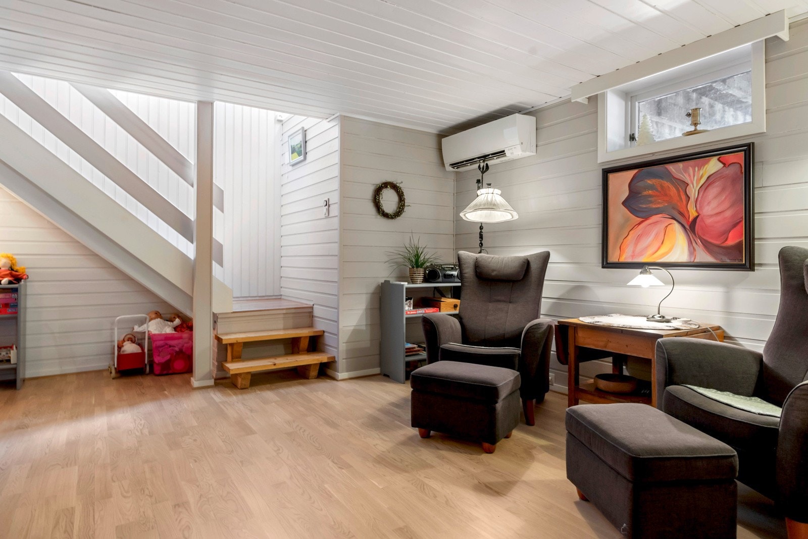 Kjelleretasjen inneholder stue, 2 stk. innredede rom, bad med badstue og flere boder. Galleribilde