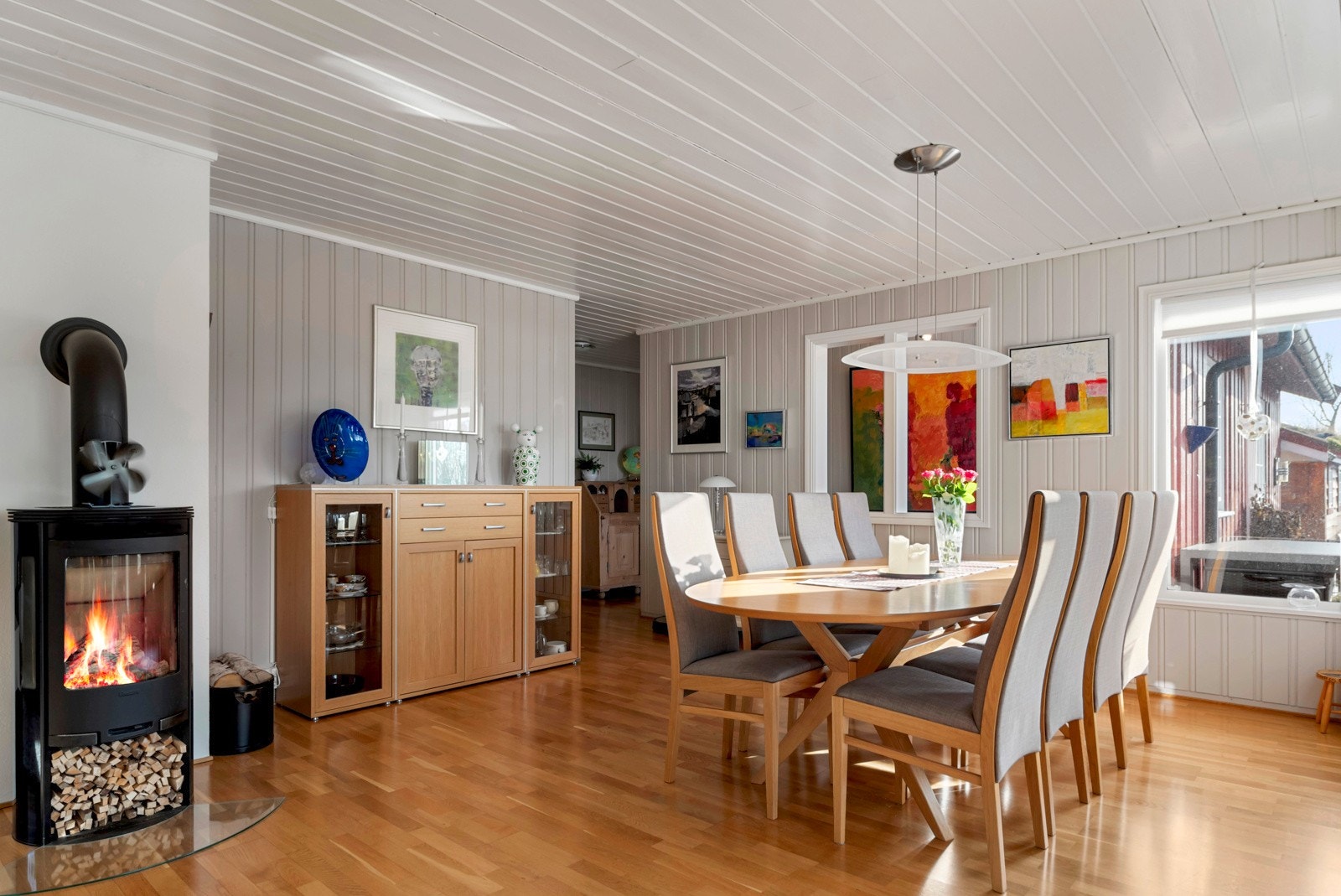 God plass til romslig spisebord på spisestuen - hyggelig atmosfære. Galleribilde