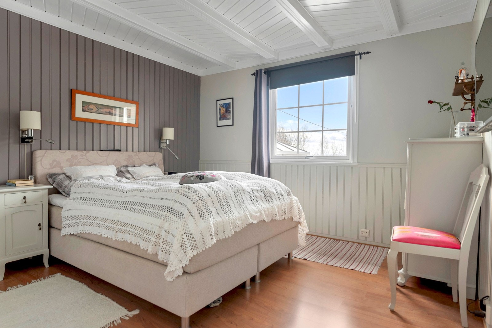 1. etasje inneholder 2 soverom på hhv. 11,5m² og 9,5m². Det største soverommet har adkomst til praktisk walk-in-garderobe. Galleribilde