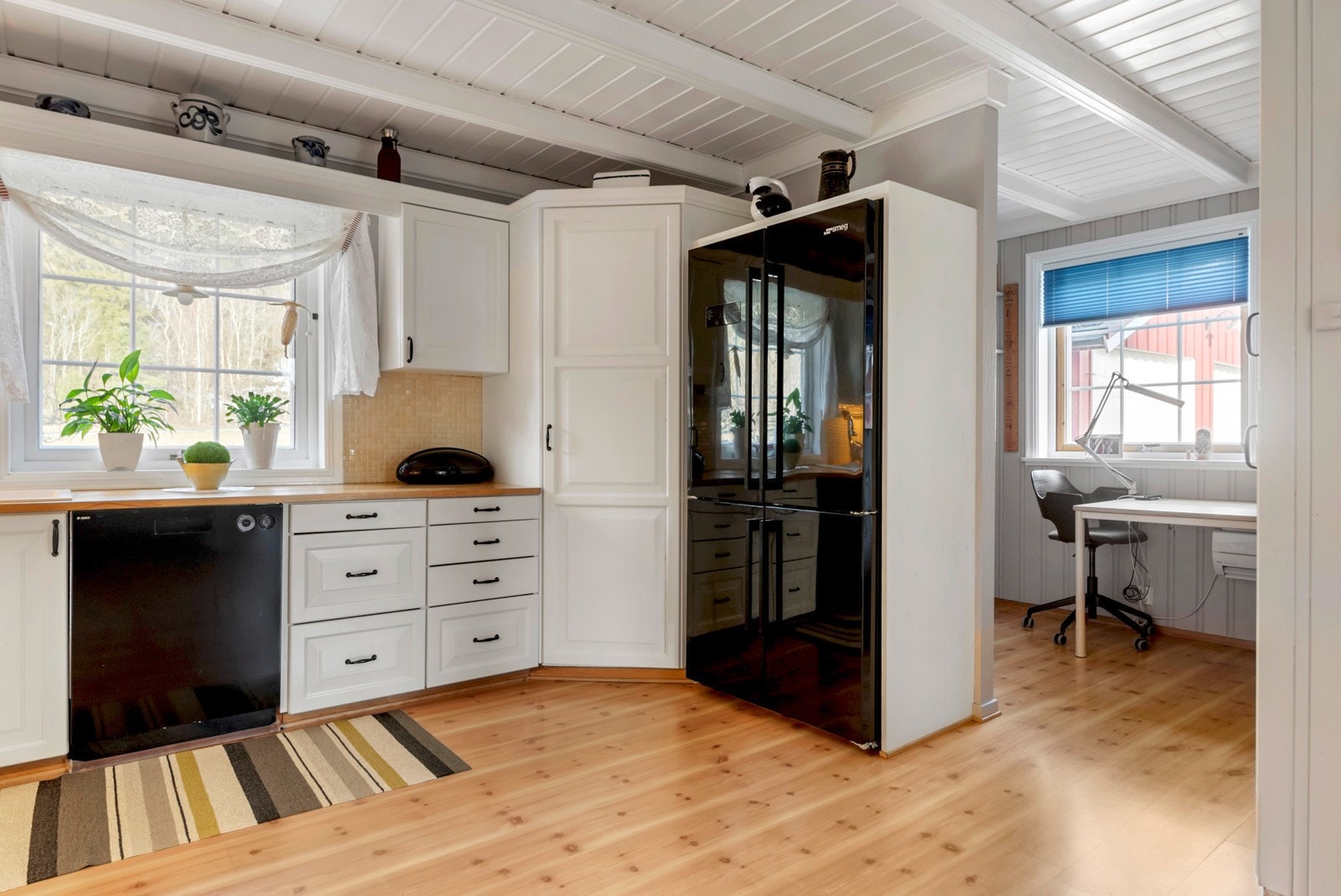 Innenfor kjøkkenet har man kontor / ekstra rom med flere bruksmuligheter. Galleribilde