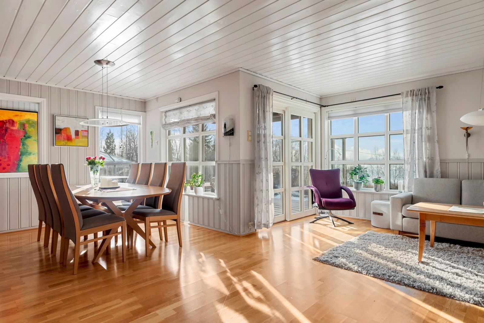 Lys og innbydende stue med åpen og luftig romfølelse. Galleribilde