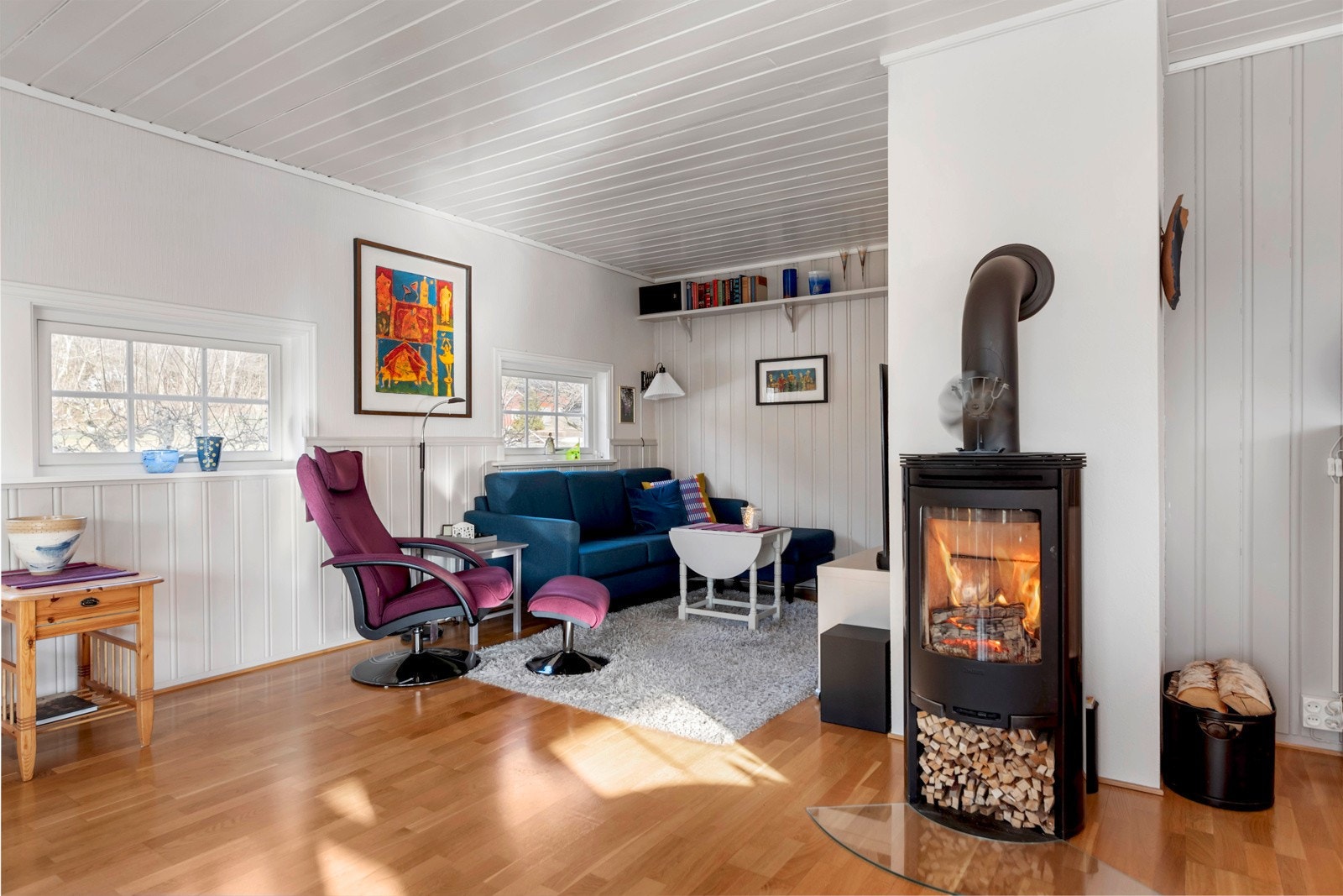 Det er installert både vedfyring og varmpumpe. Stuen er ca. 45m². Galleribilde