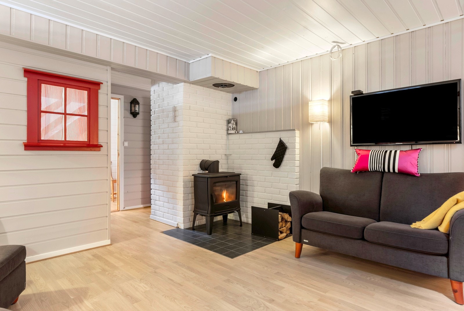Kjellerstuen er ca. 18m² og har både varmepumpe og vedfyring. Galleribilde