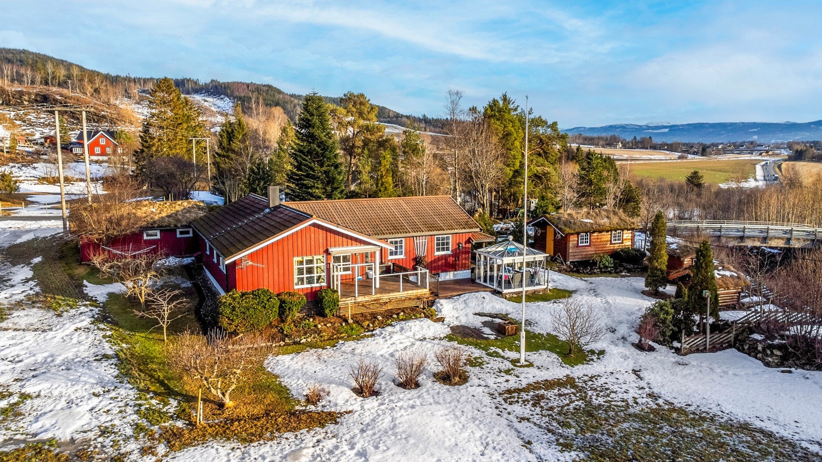 Eiendommen har et totalt bruksareal på hele 334 kvm, og tomten er på vel 1,3 mål Galleribilde