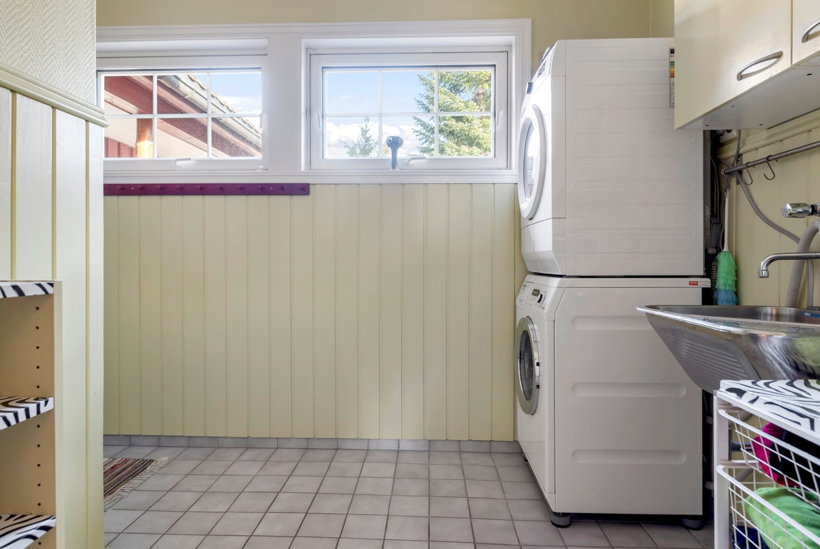 Separat, praktisk vaskerom på 6m². Det er også eget toalettrom / gjestedo. Galleribilde