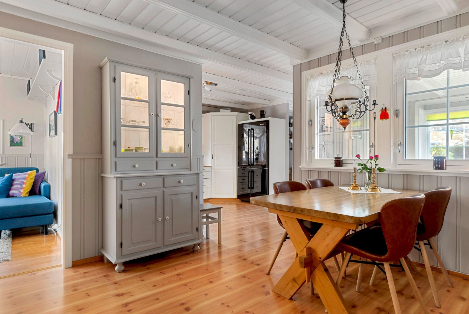 Legg merke til veggen med innvendige vinduer med sprosser, som gir godt lys inn til spisestuen. Galleribilde