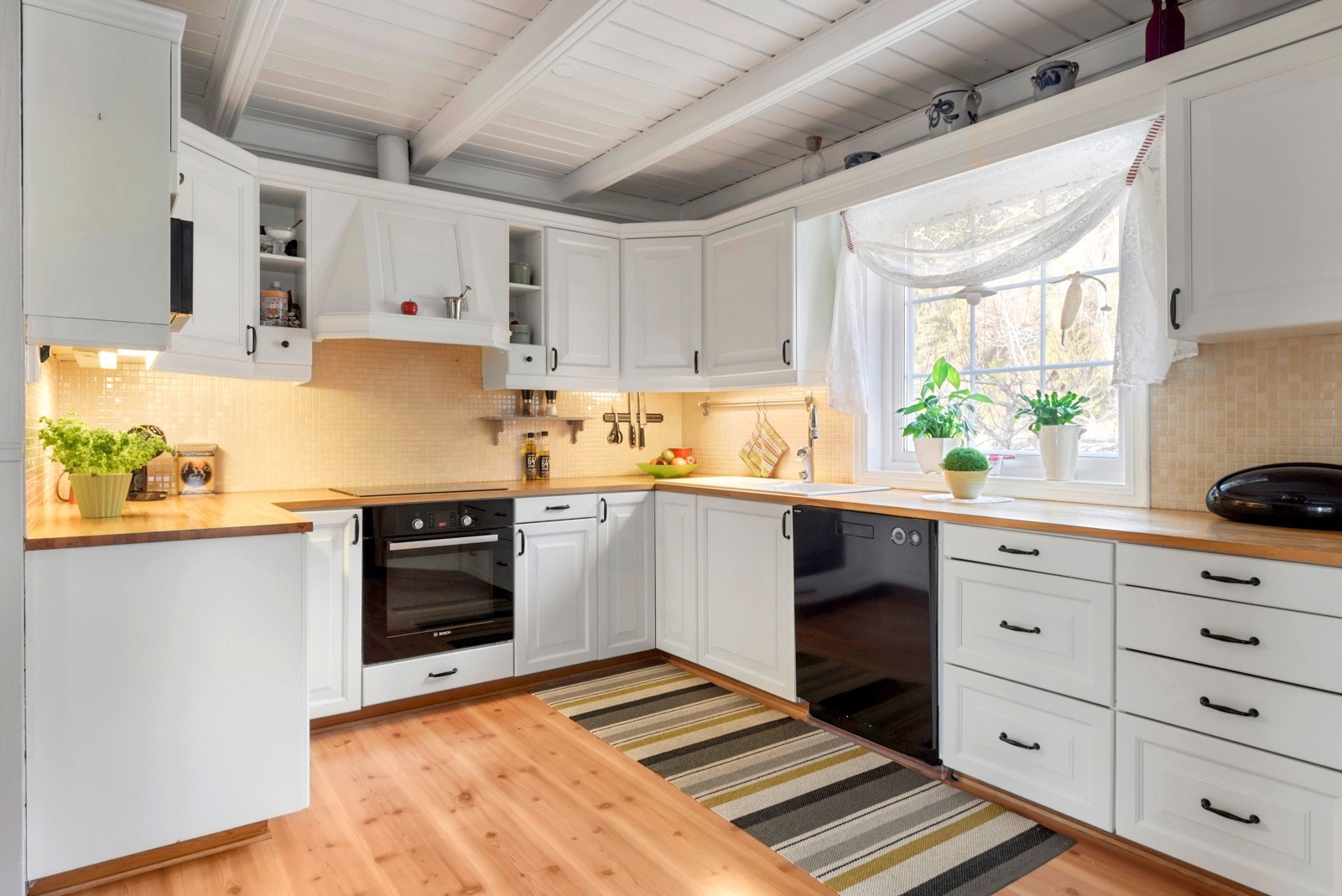 Kjøkkenet ble oppusset i 2020 og har god skap- og benkeplass. Galleribilde