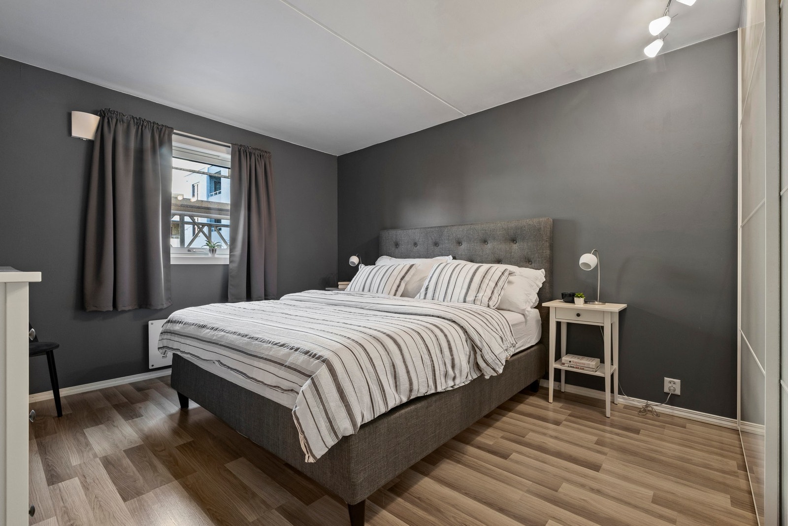 Romslig og pent hovedsoverom med god plass til dobbeltseng og nattbord. Galleribilde