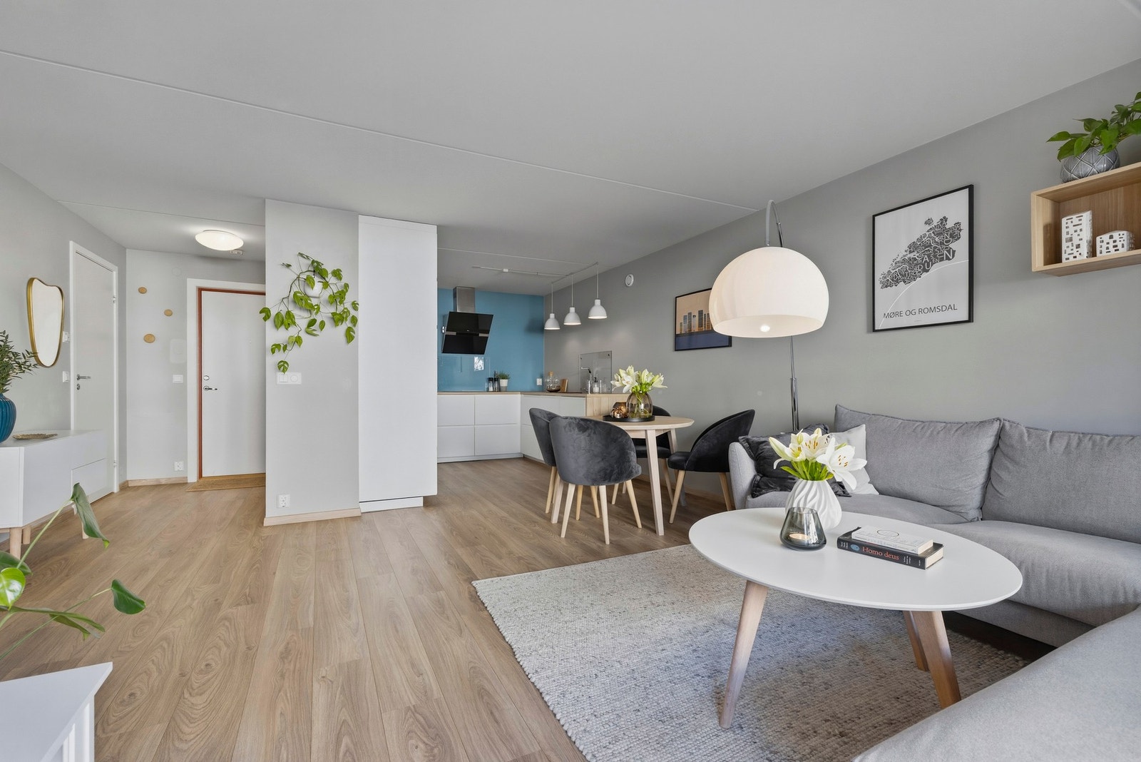 Den åpne kjøkkenløsningen skaper en sosial og moderne planløsning, hvor matlaging og samvær glir sømløst sammen. Galleribilde