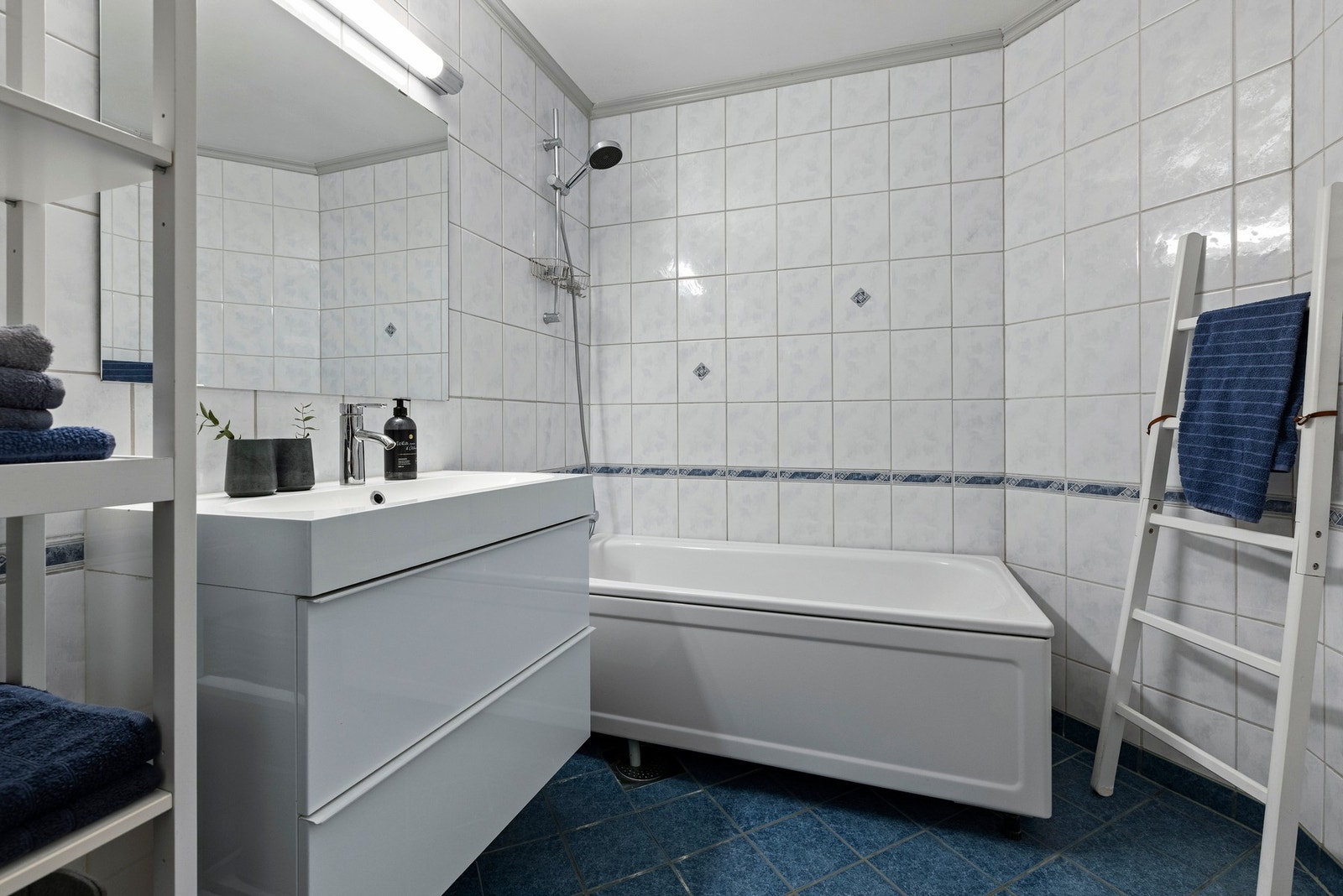 Det er elektriske varmekabler i gulv. Galleribilde