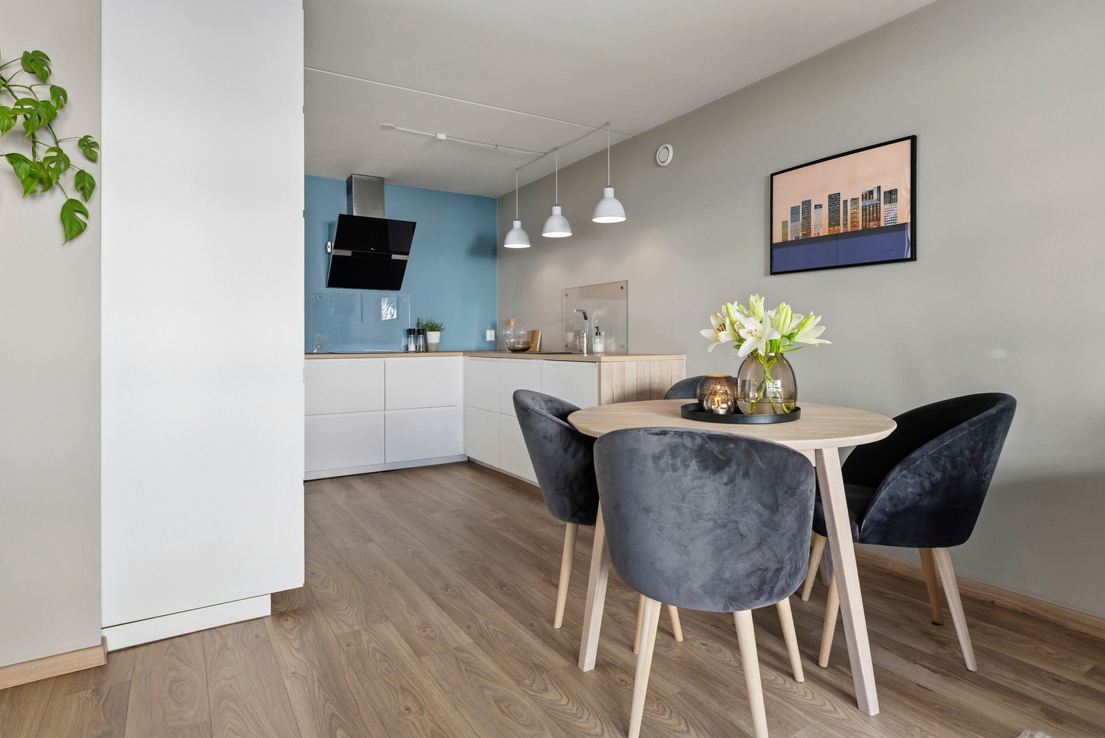 Det er god plass til spisebord i tilknytning til kjøkkenet - Her kan man samle venner og familie til et herlig måltid. Galleribilde