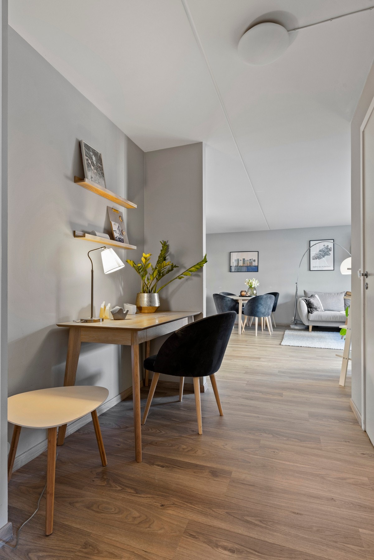 Boligen byr på en smart og praktisk løsning for hjemmekontor. Galleribilde