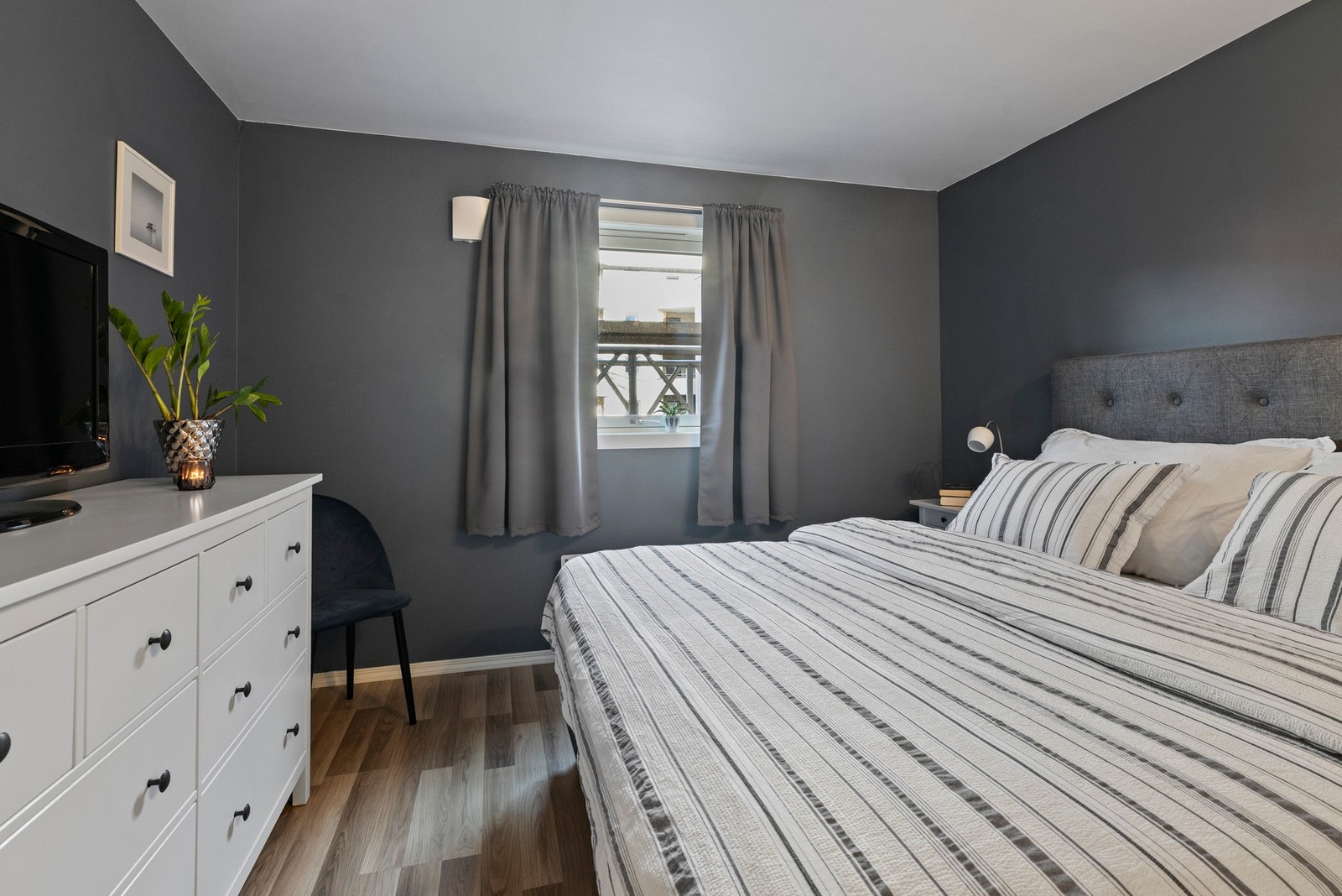 Stort vindu som slipper inn godt med naturlig lys. Galleribilde