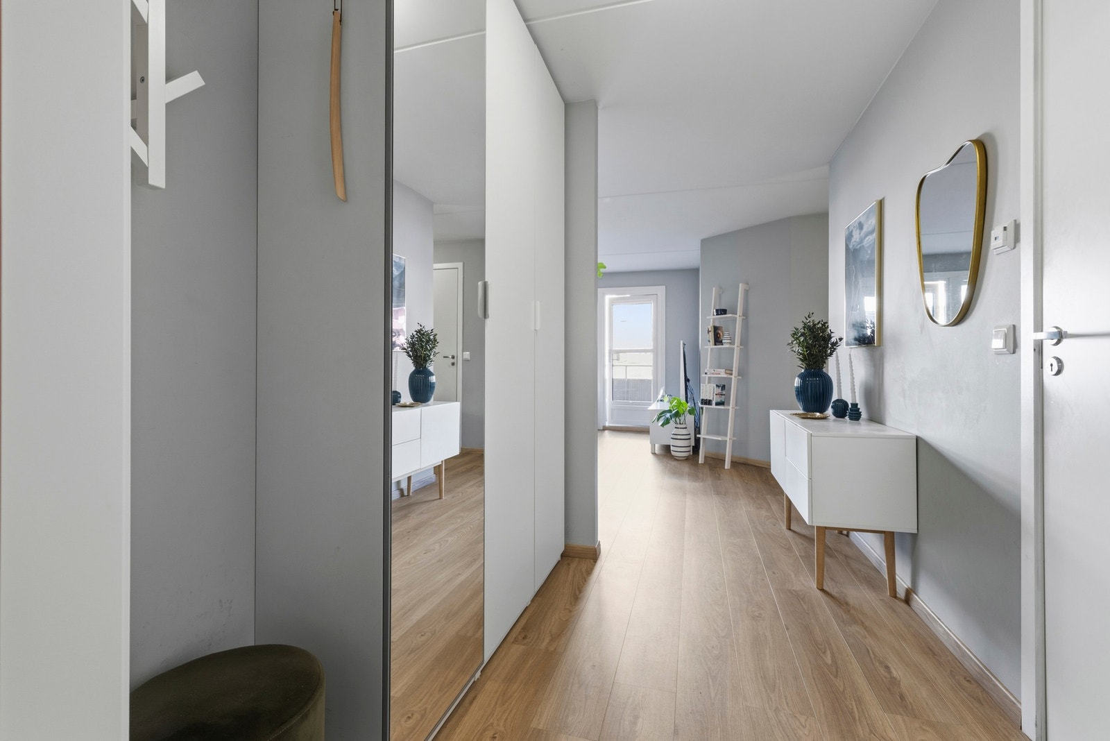 God plass i garderobeskap. Galleribilde