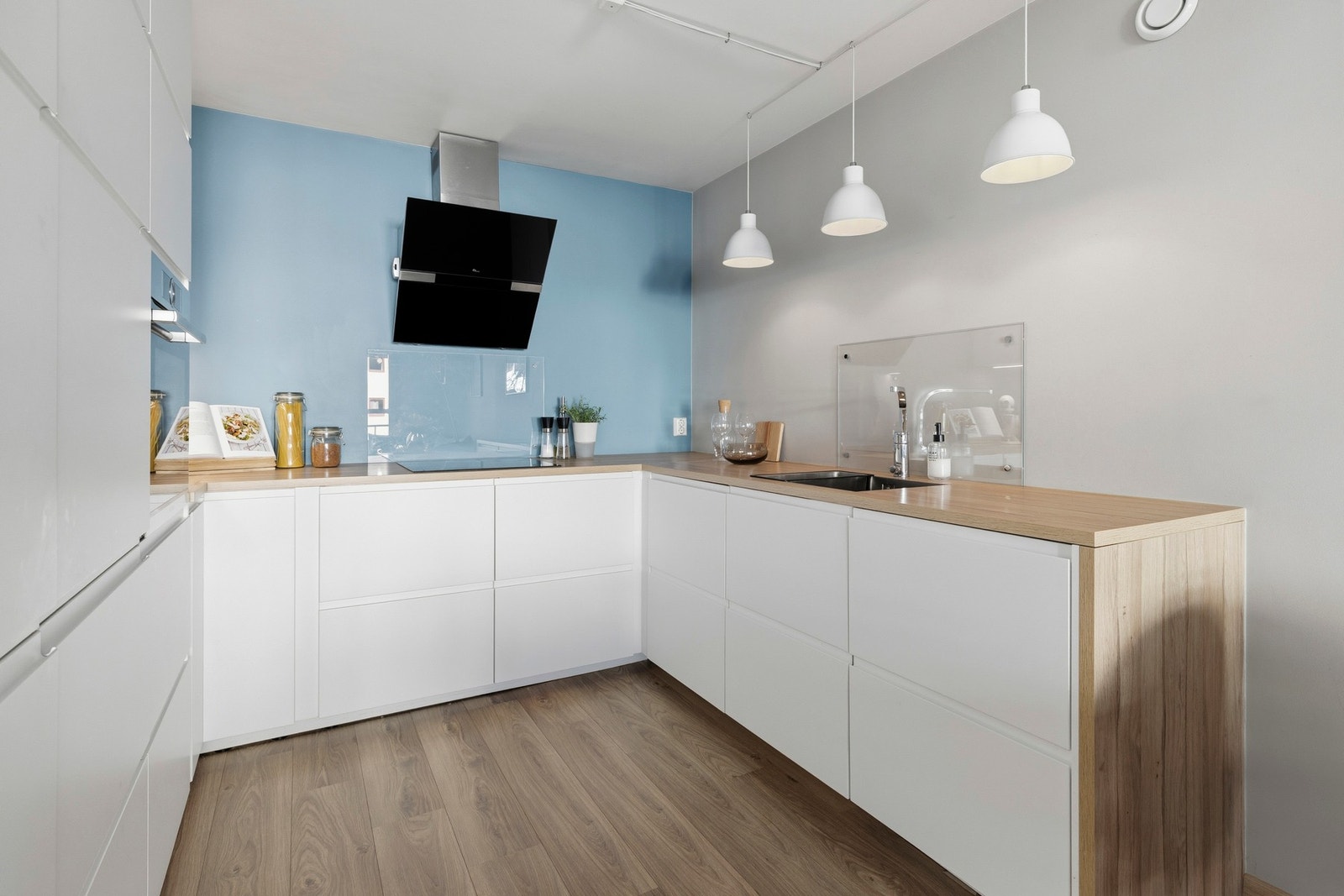 Kjøkkenet har godt med benkeplass og oppbevaring. Kjøkkenet fremstår både praktisk og stilrent - Perfekt for både hverdagsbruk og hyggelige sammenkomster. Galleribilde