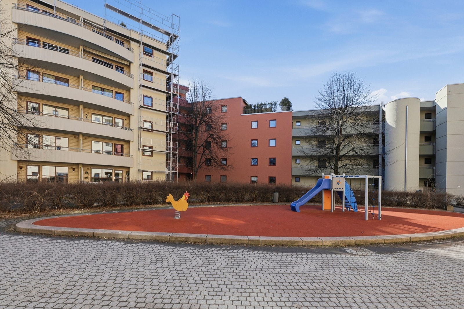 Sameiet har en hyggelig og barnevennlig lekeplass som gir gode muligheter for lek og aktivitet i trygge omgivelser. Galleribilde