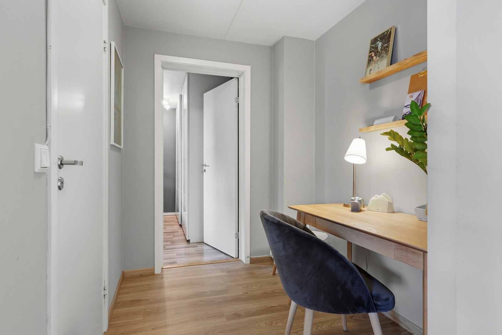 Her kan man enkelt kombinere komfort og produktivitet, med plass til skrivebord og nødvendig utstyr - Ideelt for både hjemmearbeid og studier. Galleribilde