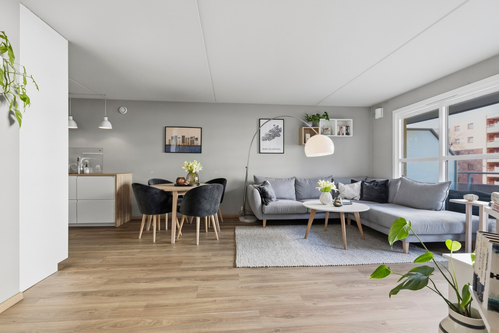 Den romslige stuen fremstår som boligens naturlige samlingspunkt, med god plass til både sofagruppe og spiseområde. Galleribilde